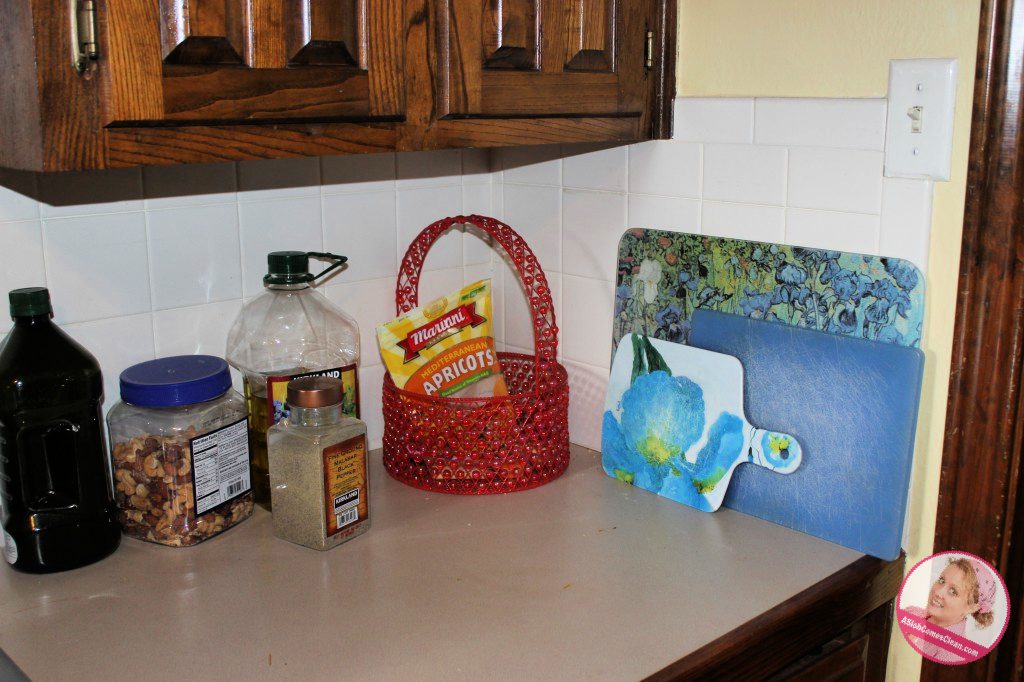 a clean kitchen and snack counter at aslobcomesclean.com