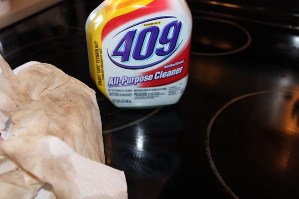 Cleaning the Greasy Stove Top with Formula 409 at ASlobComesClean.com