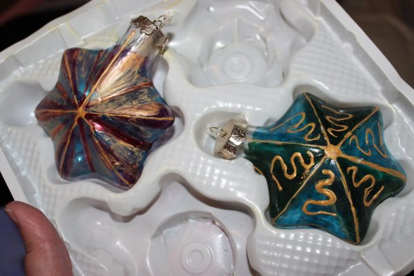 Decluttered Ornaments at ASlobComesClean.com