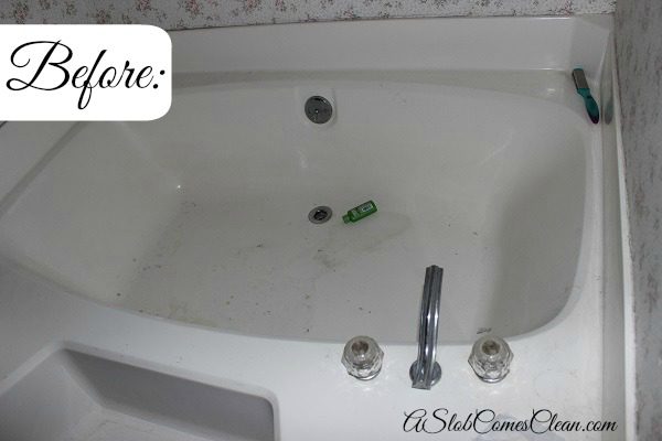 (Before Picture of Dirty Bathtub at ASlobComesClean.com)