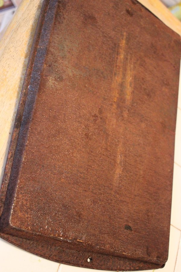 Extra rusty side of the cookie sheet at ASlobComesClean.com