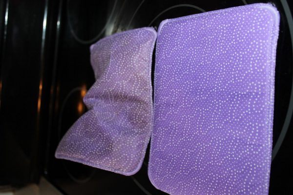 On the left is a laundered Scotch-Brite Stay Clean Scrubbing Dish Cloth and on the right is a brand new one. Once the used one is wet again, they function the same! Brand new Scotch-Brite Stay Clean Scrubbing Dish Cloth before and after laundering at ASlobComesClean.com