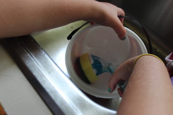 Using the Scotch-Brite Soap Dispensing Dishwand with Heavy Duty Cleaning Head at ASlobComesClean.com