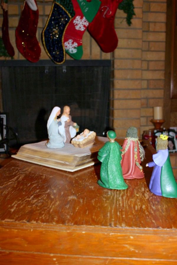 Nativity Scene at ASlobComesClean.com