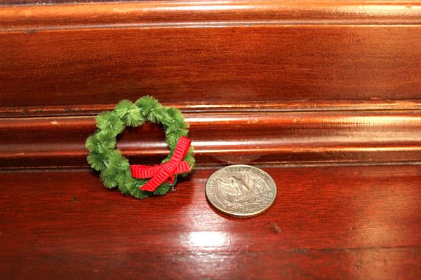 Super Easy Christmas Craft – Miniature Wreaths final at ASlobComesClean.com